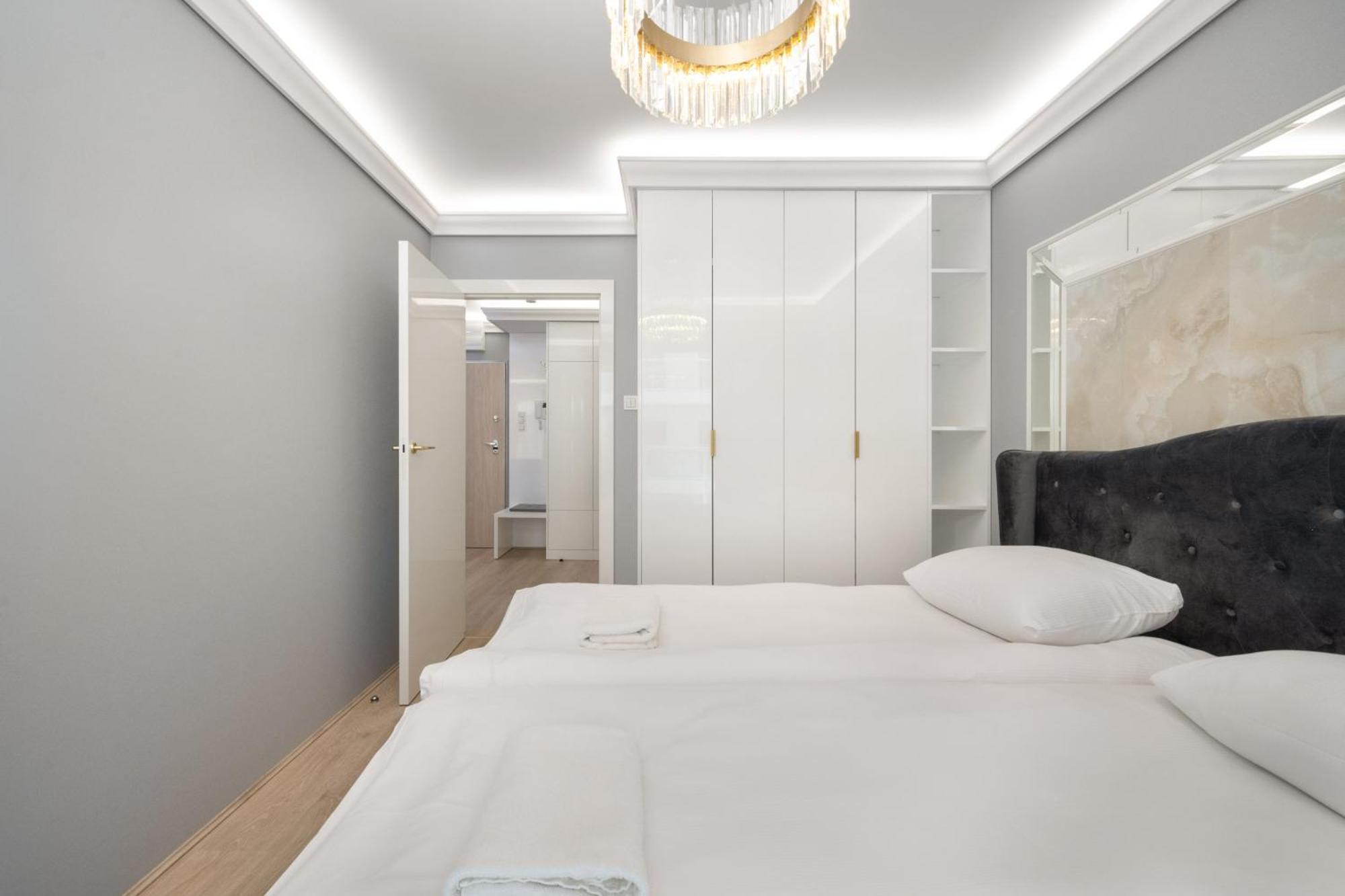 Elegant With Balcony By The Oder River In By Renters Prestige Wroclaw